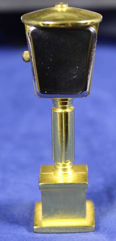 Hachette clock with booklet - Broadway street lamp
