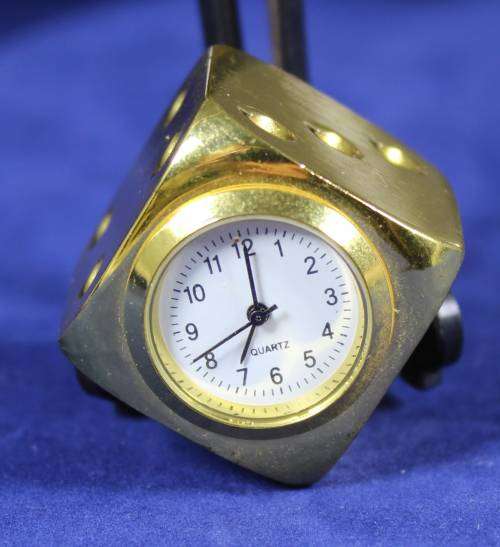 Hachette clock with booklet - Lucky dice