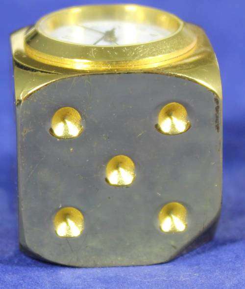 Hachette clock with booklet - Lucky dice