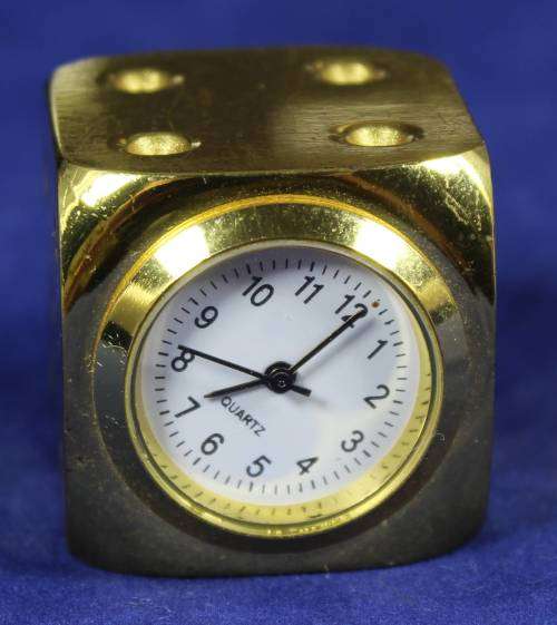 Hachette clock with booklet - Lucky dice