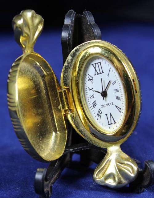 Hachette clock with booklet - Candy