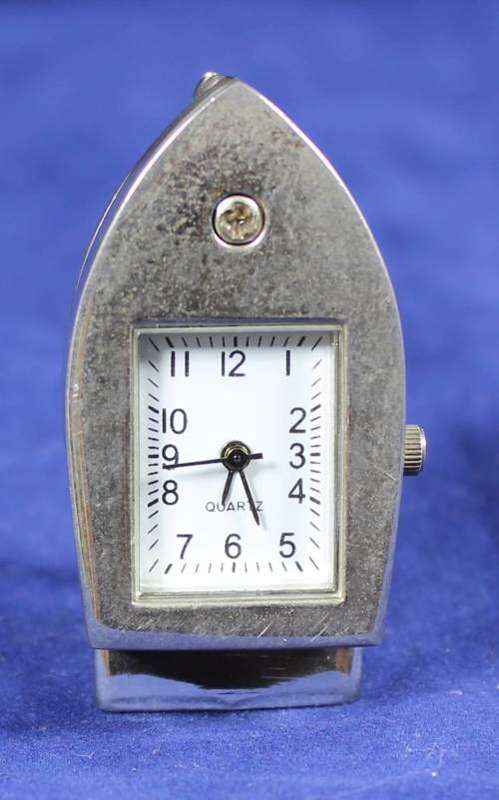 Hachette clock with booklet - Iron
