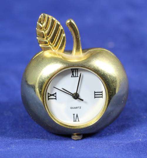 Hachette clock with booklet - Golden apple