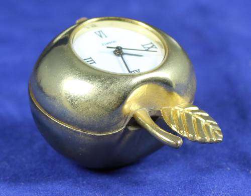 Hachette clock with booklet - Golden apple