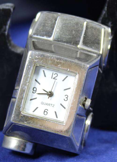 Hachette clock with booklet - 4 x 4 Clock