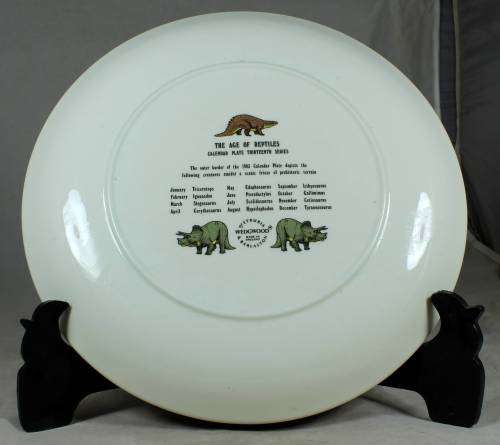 Wedgwood calendar plate with the age of reptiles 1983