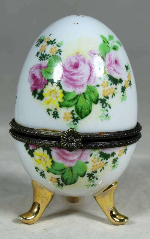 STUNNING PORCELAIN RING HOLDER-WHITE WITH PINK ROSES BID NOW!!