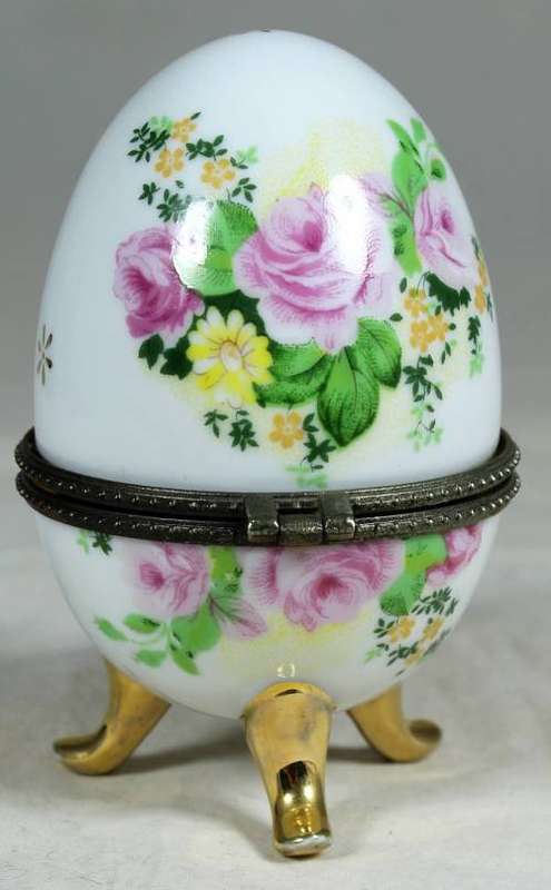 STUNNING PORCELAIN RING HOLDER-WHITE WITH PINK ROSES BID NOW!!