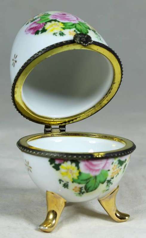 STUNNING PORCELAIN RING HOLDER-WHITE WITH PINK ROSES BID NOW!!