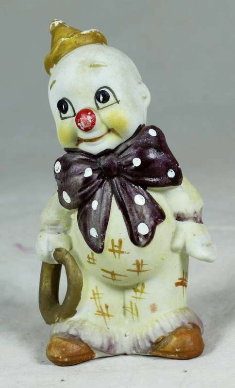 Smiling clown with a gold ring