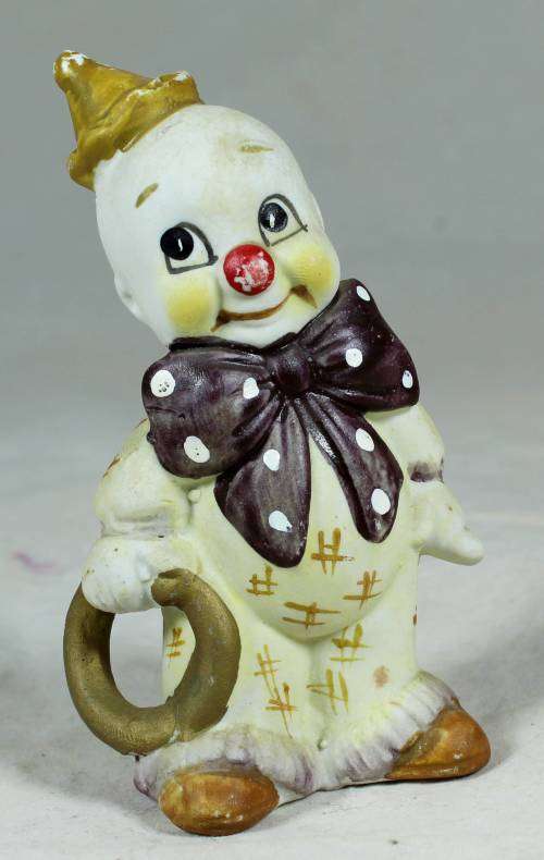 Smiling clown with a gold ring
