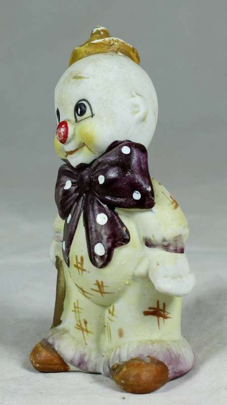 Smiling clown with a gold ring