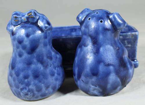Pigs in a trough - salt & pepper set