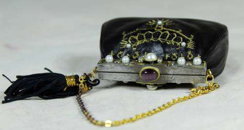 VINTAGE MOLDED BAG WITH FAUX PEARLS AND CHAIN BID NOW!!