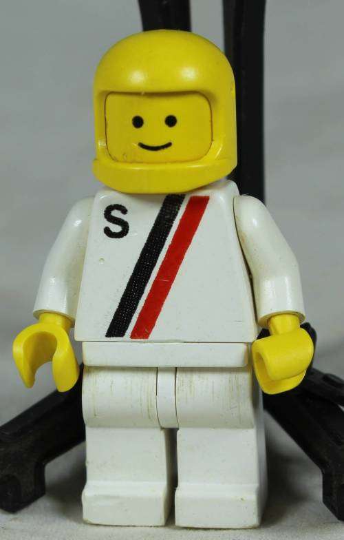 LEGO MINI FIGURINE-MOTOR CROSS RIDER WITH A YELLOW HELMET(1986)S010  BID NOW!!