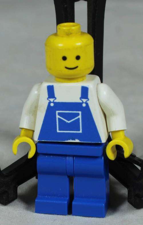 LEGO MINI FIGURINE-LADY IN DUNGAREES(WHEELS AND AXLES OVR028)BID NOW!!