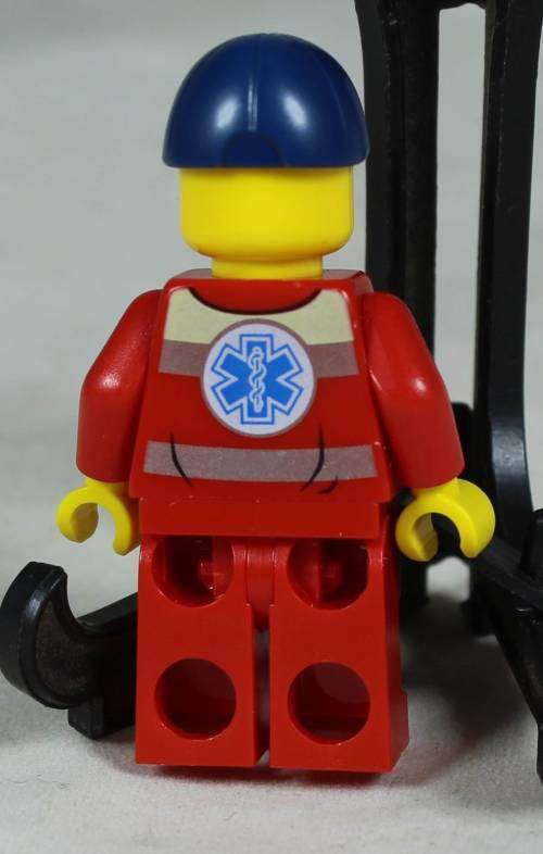 LEGO MINI FIGURINE-PARAMEDIC(AMBULANCE PLANE CTY0608)BID NOW!!