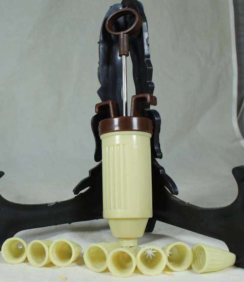Plastic icing pattern maker