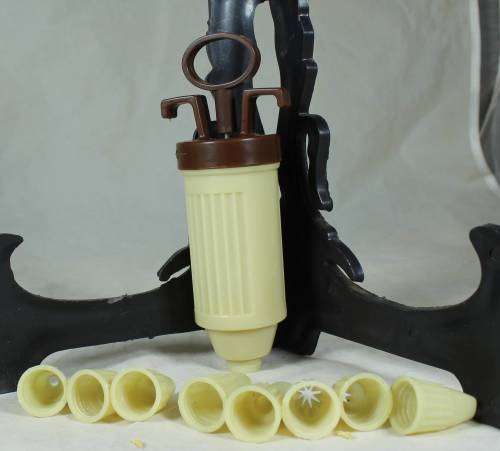 Plastic icing pattern maker