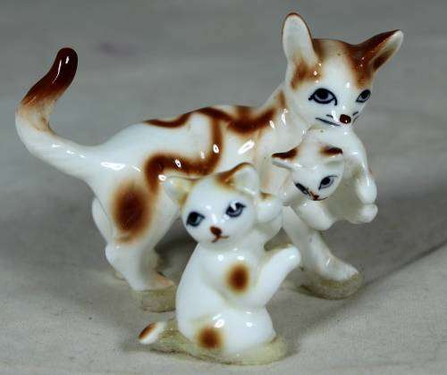BEAUTIFUL PORCELAIN CAT WITH HER KITTENS BID NOW!!!