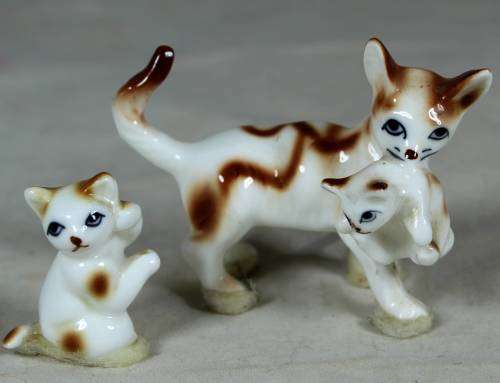BEAUTIFUL PORCELAIN CAT WITH HER KITTENS BID NOW!!!