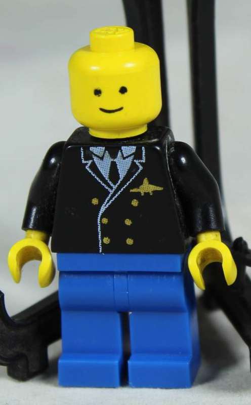 LEGO MINI FIGURINE-PILOT(COMMUNITY PEOPLE AIR037) BID NOW!!