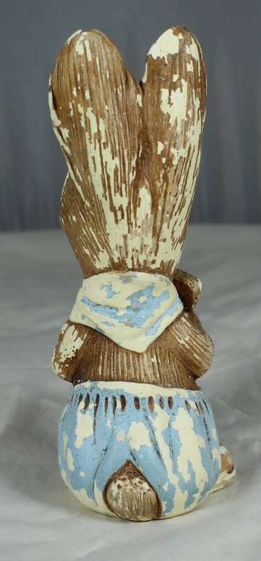 Pendelfin hand painted stoneware - rabbit eating a pizza