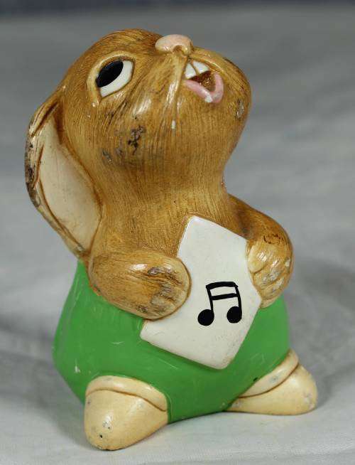 PENDELFIN HAND PAINTED STONEWARE RABBIT MADE IN ENGLAND-POLY IN GREEN BID NOW