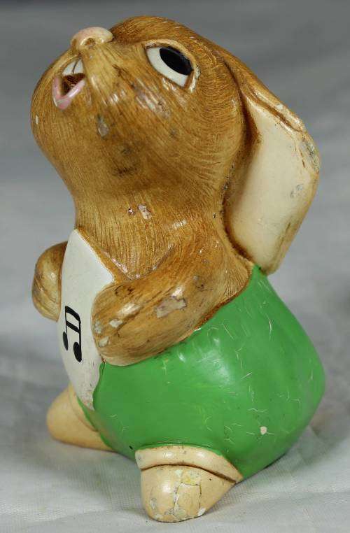 PENDELFIN HAND PAINTED STONEWARE RABBIT MADE IN ENGLAND-POLY IN GREEN BID NOW