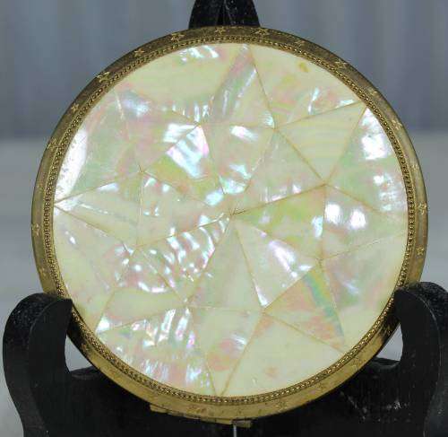 Mother of pearl powder compact