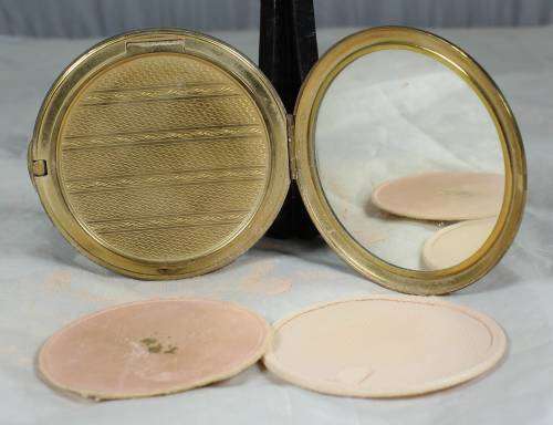 Mother of pearl powder compact