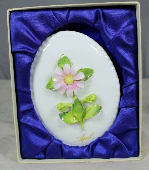 VINTAGE COALPORT WALL PLATE IN A BOX MADE IN ENGLAND(APRIL)BID NOW!!