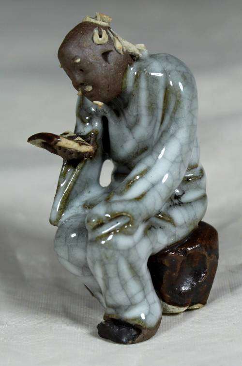STUNNING COLLECTABLE MUD MEN-SEATED MAN READING ON A ROCK BID NOW!!!