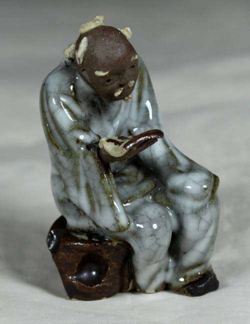STUNNING COLLECTABLE MUD MEN-SEATED MAN READING ON A ROCK BID NOW!!!