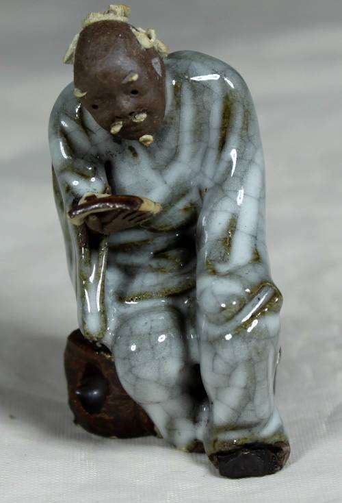 STUNNING COLLECTABLE MUD MEN-SEATED MAN READING ON A ROCK BID NOW!!!