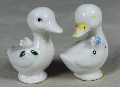 PAIR OF MINIATURE DUCKS WITH FLOWERS(BEAUTIFUL) BID NOW !!