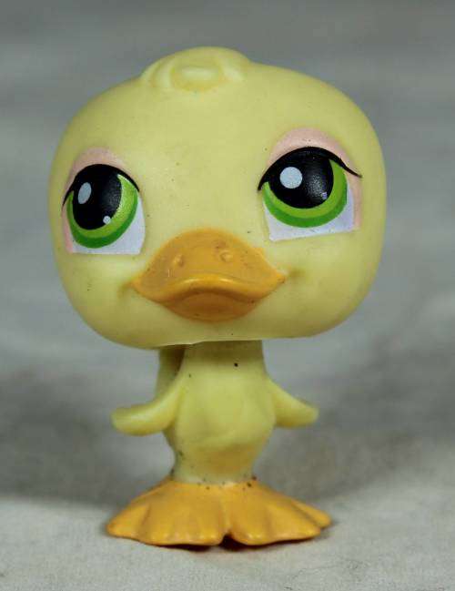Littlest pet shop with red magnet by Hasbro - Duck with green eyes (2004)