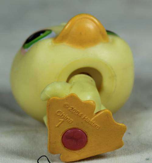 Littlest pet shop with red magnet by Hasbro - Duck with green eyes (2004)