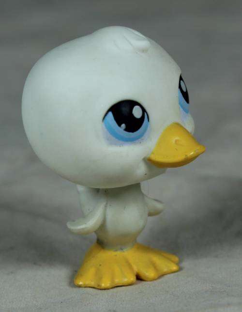 LITTLEST PET SHOP AUTHENTIC RANGE WITH A RED MAGNET(HASBRO 2004)WHITE DUCK SEASIDE CELEBRATION!