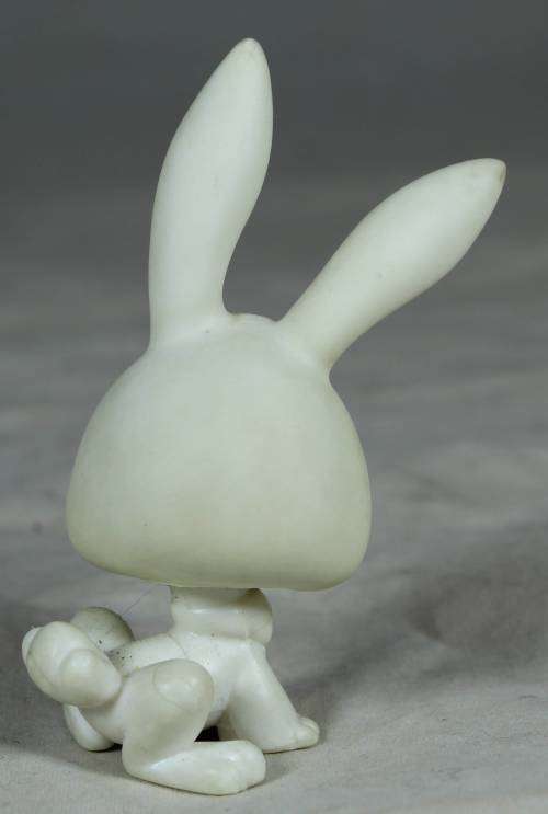 LITTLEST PET SHOP AUTHENTIC RANGE WITH A RED MAGNET(HASBRO 2004)BUNNY RABBIT WITH PINK EARS ADORABLE