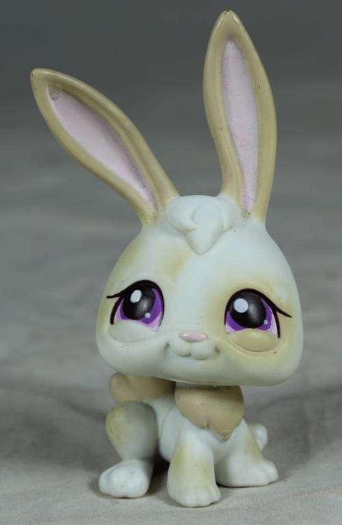 LITTLEST PET SHOP AUTHENTIC RANGE WITH A RED MAGNET(HASBRO 2004)BUNNY RABBIT WITH PURPLE EARS