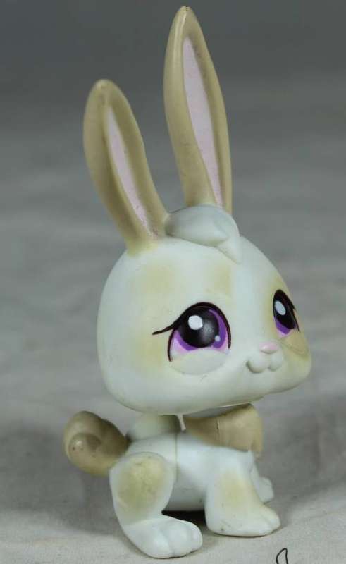 LITTLEST PET SHOP AUTHENTIC RANGE WITH A RED MAGNET(HASBRO 2004)BUNNY RABBIT WITH PURPLE EARS