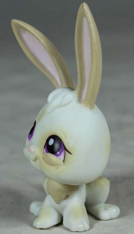 LITTLEST PET SHOP AUTHENTIC RANGE WITH A RED MAGNET(HASBRO 2004)BUNNY RABBIT WITH PURPLE EARS