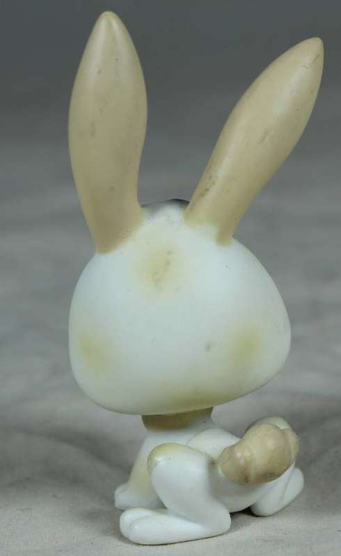 LITTLEST PET SHOP AUTHENTIC RANGE WITH A RED MAGNET(HASBRO 2004)BUNNY RABBIT WITH PURPLE EARS
