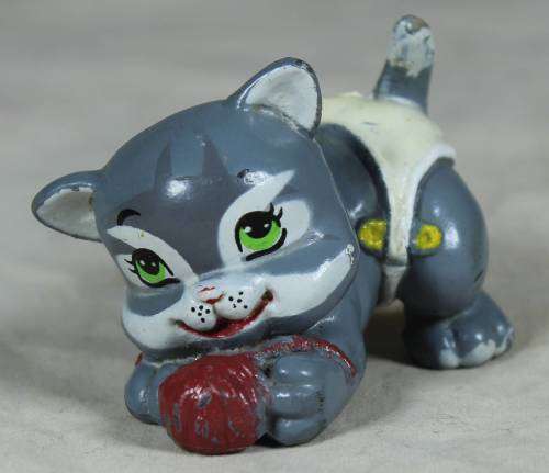 VINTAGE CAT WITH A BALL(LGT1991) BID NOW!