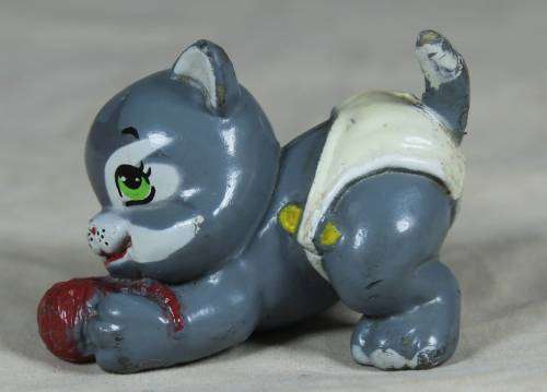 VINTAGE CAT WITH A BALL(LGT1991) BID NOW!