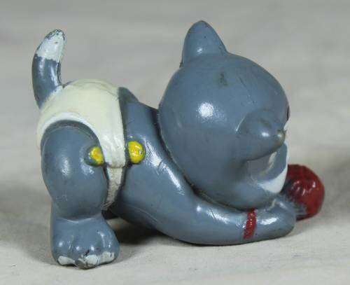 VINTAGE CAT WITH A BALL(LGT1991) BID NOW!