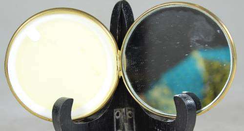 Powder compact with mother of pear look (Plastic)