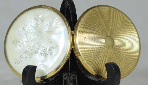 Powder compact with mother of pear look (Plastic)