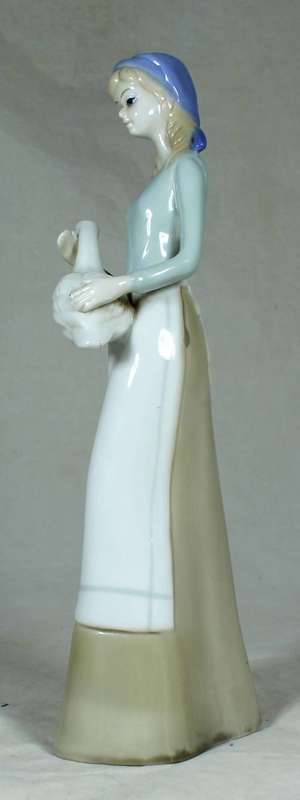 LLARDO STYLE FIGURINE(LADY HOLDING A GEESE)-BID NOW!